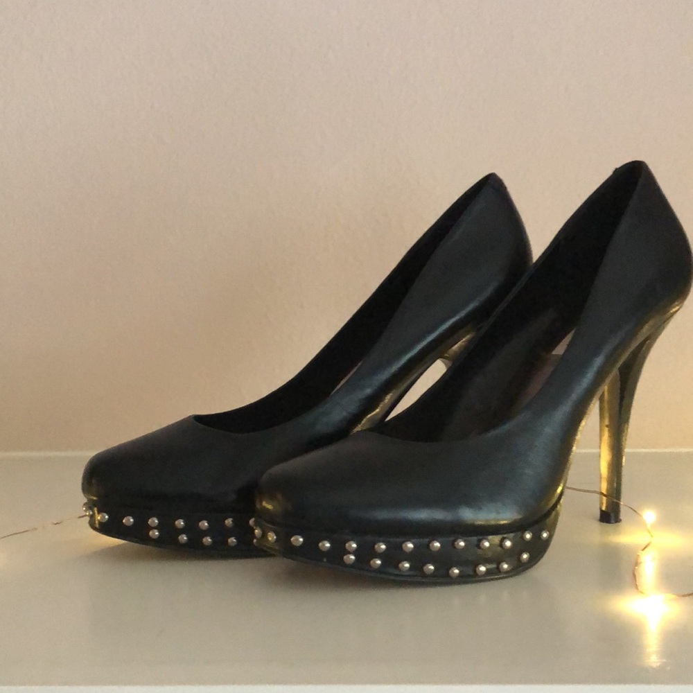 Steve Madden black 4 in pump with riveting detail. - Picture 3 of 9